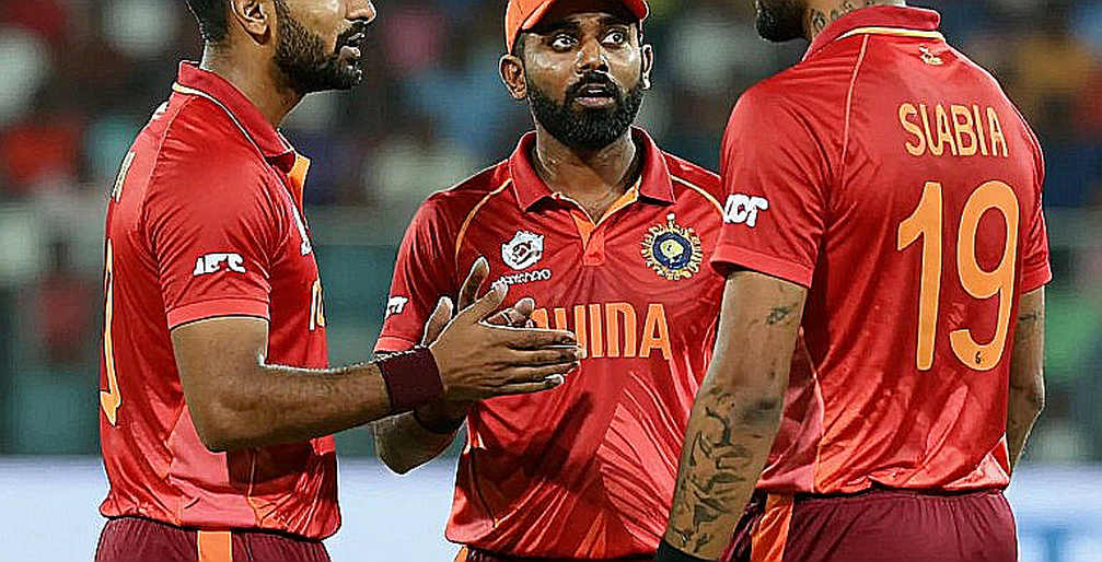রাওয়ালপিন্ডির খাতা: ৮২ রানের ব্যবধান যতটা বলে, তার চেয়ে কম বলে