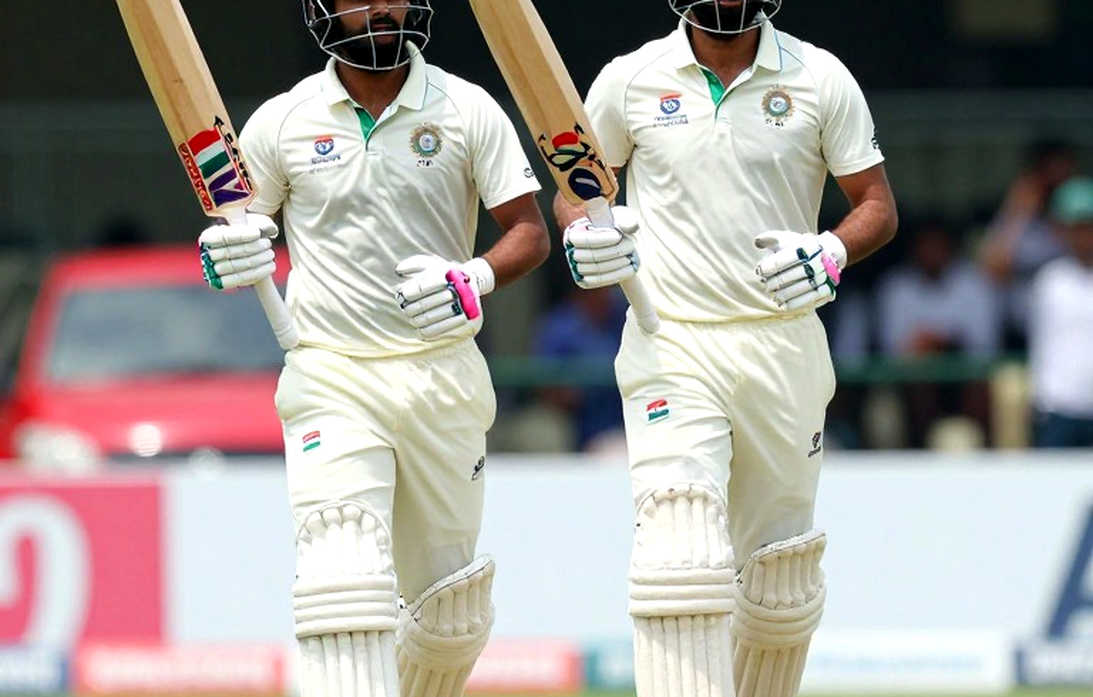 আড়াইশো তিনে থেমে যাওয়া ইনিংস, সাতত্রিশ বছরের এক পেসারের উনিশ ওভার — অ্যাডিলেডের প্রথম দিন আসলে কী বলল